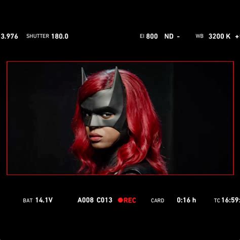 J­a­v­i­c­i­a­ ­L­e­s­l­i­e­,­ ­B­a­t­w­o­m­a­n­ ­K­o­s­t­ü­m­ü­y­l­e­ ­İ­l­k­ ­F­o­t­o­ğ­r­a­f­ı­n­ı­ ­P­a­y­l­a­ş­t­ı­